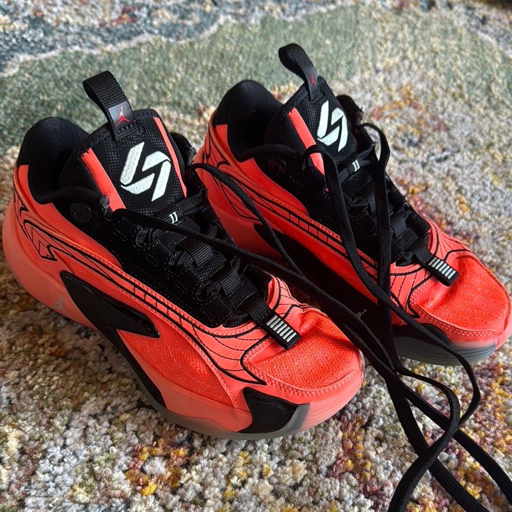 JORDAN KIDS’ GRADE SCHOOL LUKA 2 BASKETBALL SHOES IN SZ 4 Y
